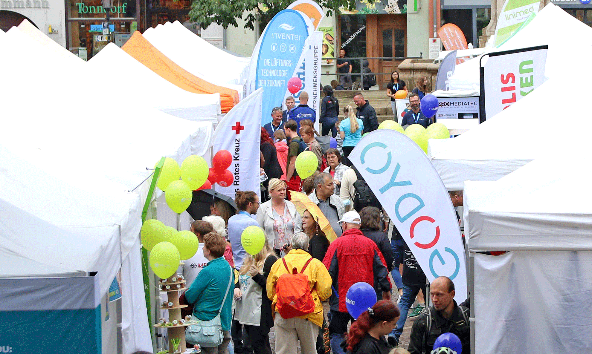 Besucher-Jena Besucher informieren sich an Ständen beim jobwalk Regensburg