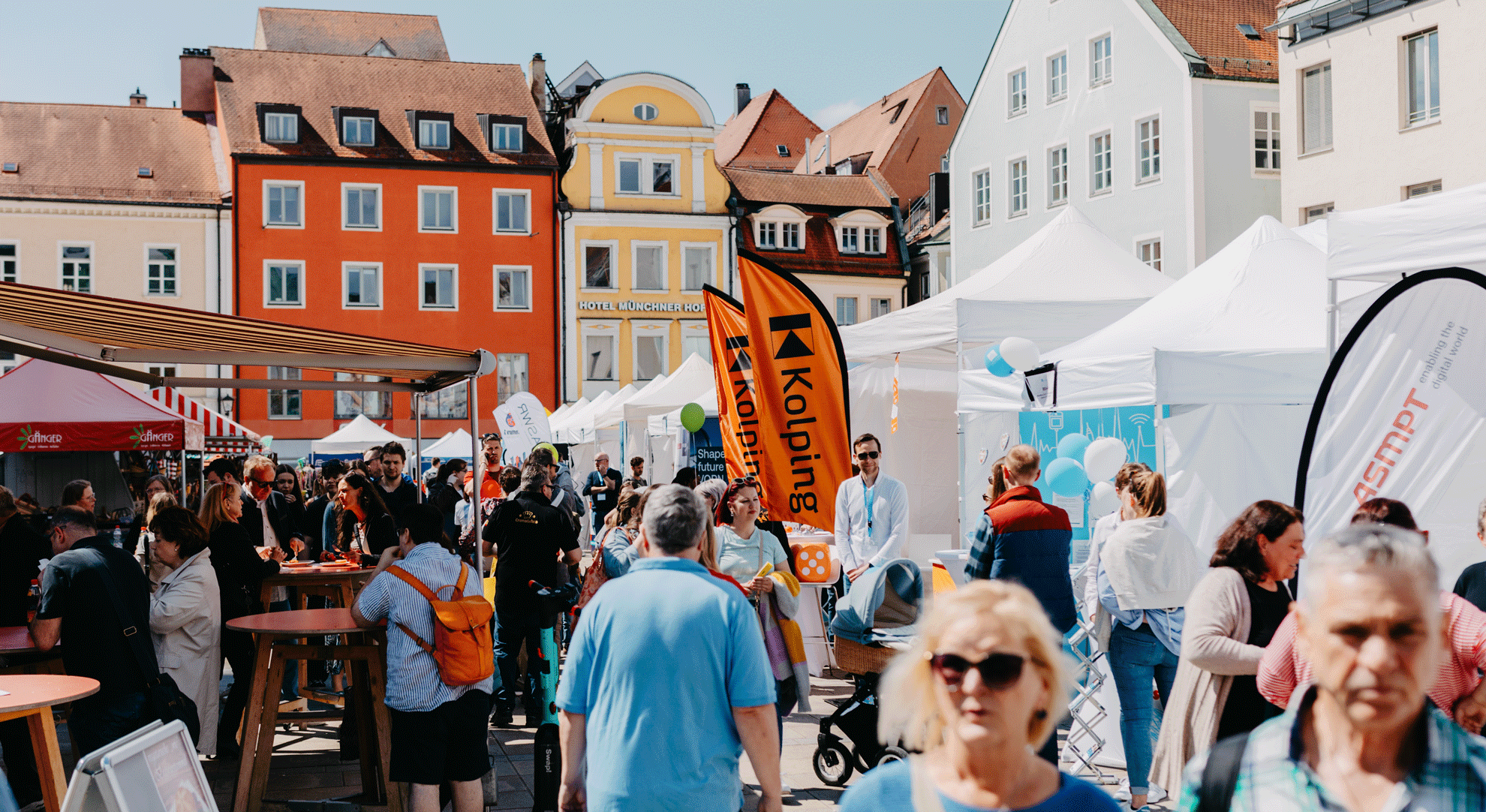 Besucheransturm iam Neupfarrplatz beim jobwalk Regensburg