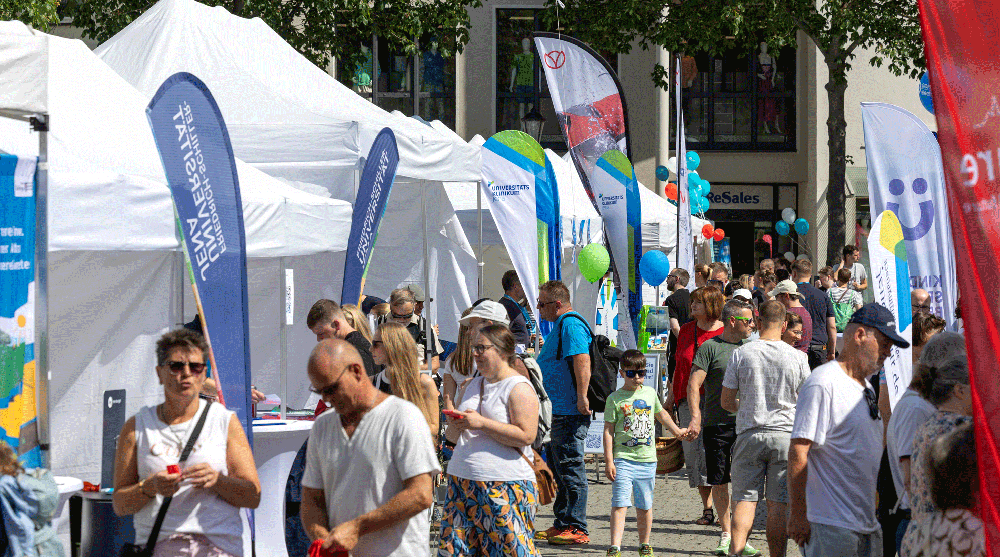 Header-Besucher Besucher informieren sich an Ständen beim jobwalk Jena