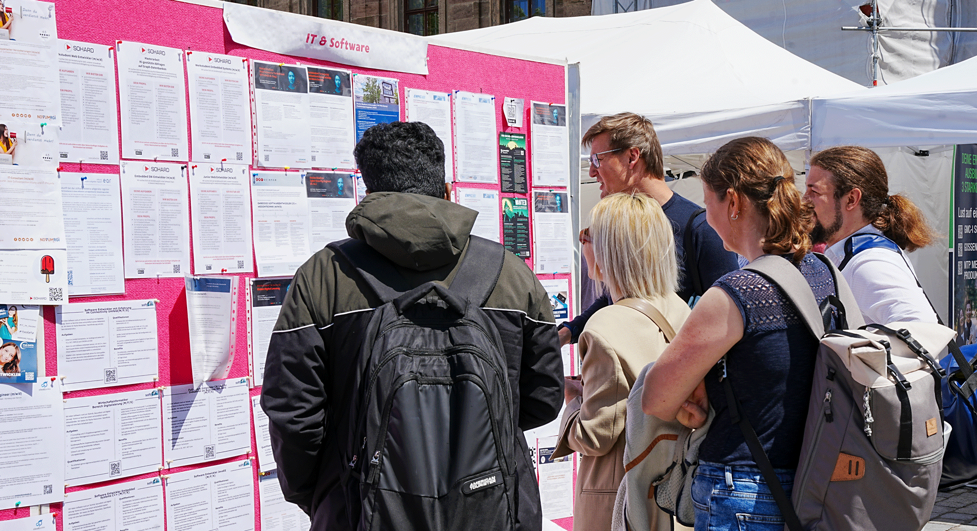 jobwall_Erlangen Besucher lesen die Jobangebote bei der Jobwall beim jobwalk Erlangen