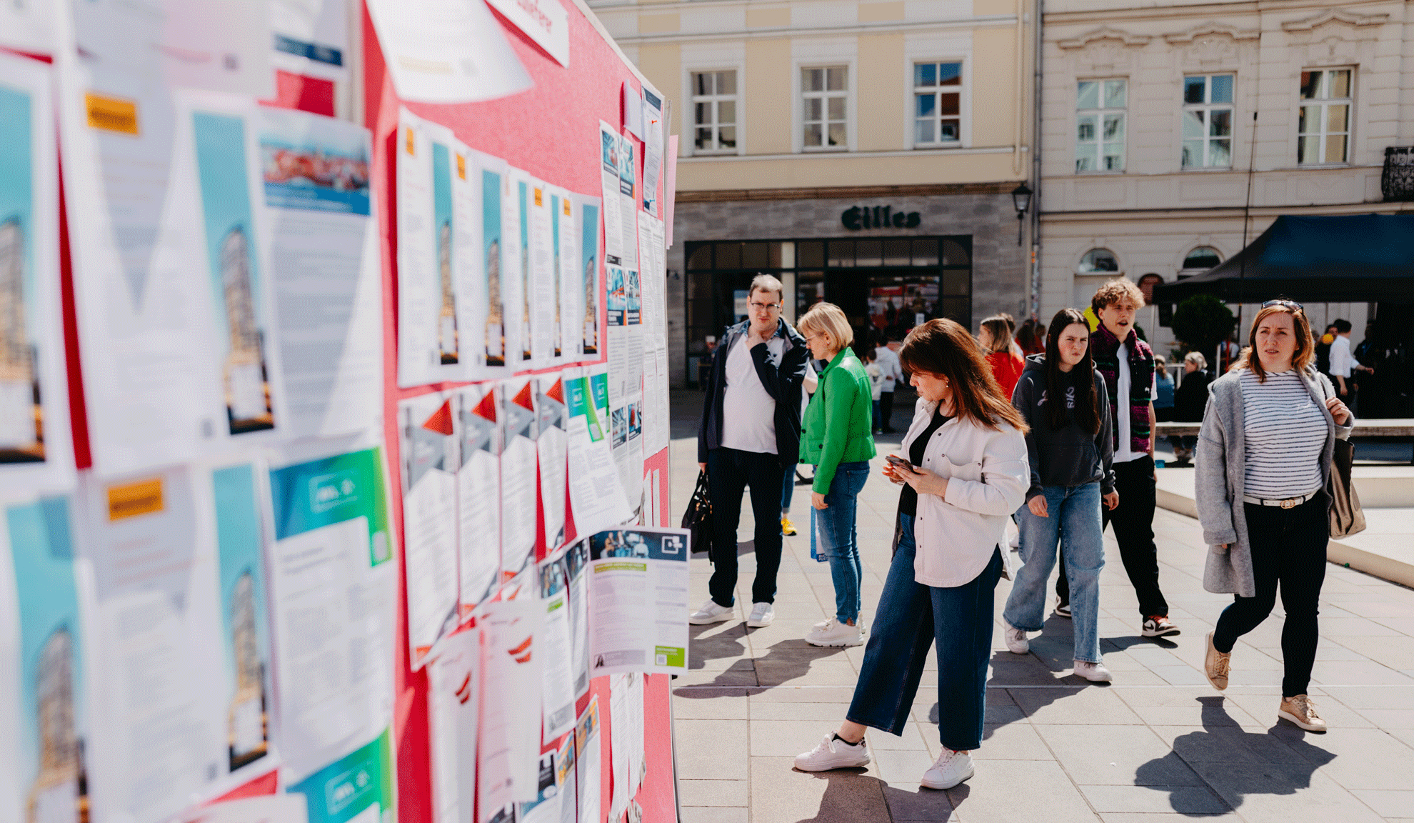 Besucher lesen informieren sich über Jobangebote an der Jobwall beim jobwalk Regensburg