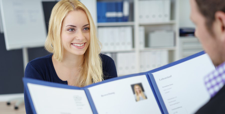 Bewerbungsmappencheck_888x450 Eine junge Frau beim Bewerbungsmappencheck