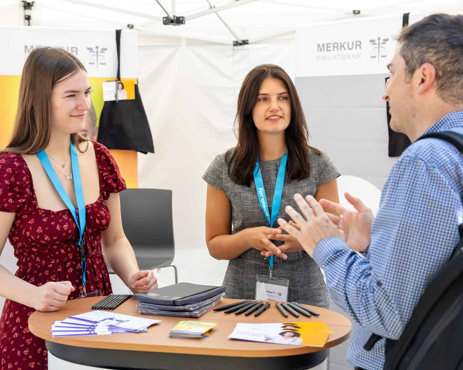 Ein Besucher im Gespräch mit Ausstellerinnen beim jobwalk