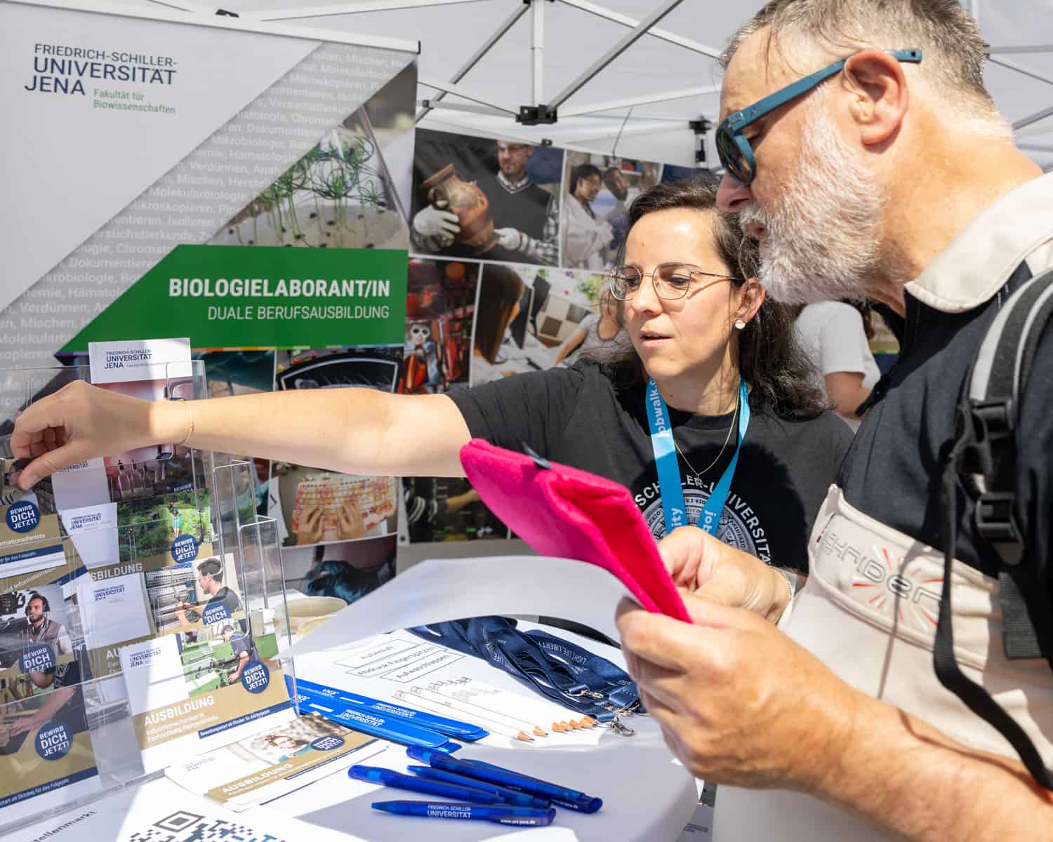 Ein Besucher informiert sich bei einem Stand beim jobwalk Jena